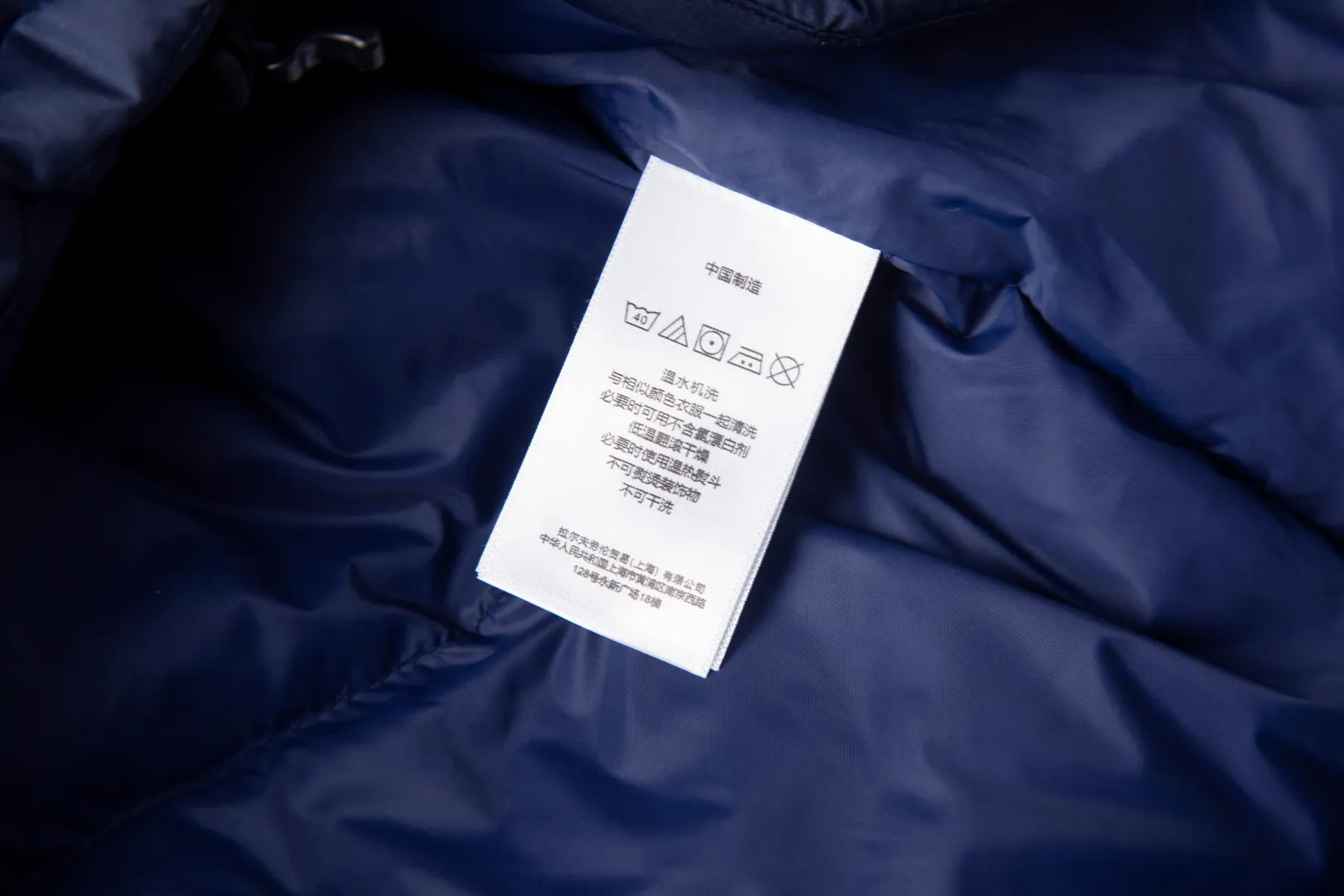 P460 White background picture [Popular in winter] Style number: 25118# Color: Black/Navy/Apricot/Sand Brown Size: S-XL - Ralph Lauren/Ralph Lauren 2025FW Popular winter items stand-up collar multi-zip three-proof GorHam vest down vest - 0.15 grid nylon coating on the face for light three-proof built-in 360T anti-drilling velvet coated gallbladder - corn tooth high-quality resin zipper Five large and small partition zippers on the whole body. Separate mold opening - original mold opening with originality. Full set of customized accessories. 100% detail processing - RL Ralph Lauren classic best-selling small label down vest. Best-selling offline in North America and out of stock all year round. Black and blue basic two-color. 25 new with apricot brown two-color. Simple and versatile. Double internal and external zippers. Very practical. Elastic elastic cord at the hem. Free elastic adjustment. 350 grams of zoned down filling. Warm and comfortable. Warm for winter.